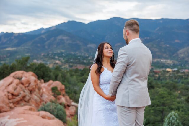 Two hearts, one horizon!
.
.
.
.
#WeddingDayVibes #ColoradoLove #BrideAndGroom #AdventureWedding #WeddingMoments #LoveAmongMountains #gardenofthegods