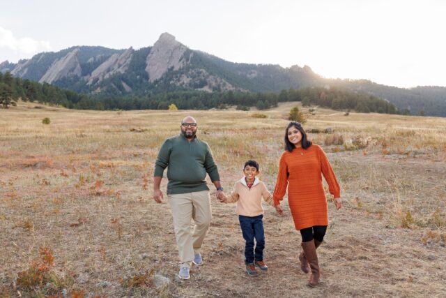Surrounded by mountains, grounded in love.
.
.
.
.
#FamilyPhotoshootIdeas #MountainFamilyPhotographySession #OutdoorFamilyLifestyle #FamilyPortraitsWithViews #FamilyInNaturePhotography #MountainFamilyShoot #boulderphotographer
