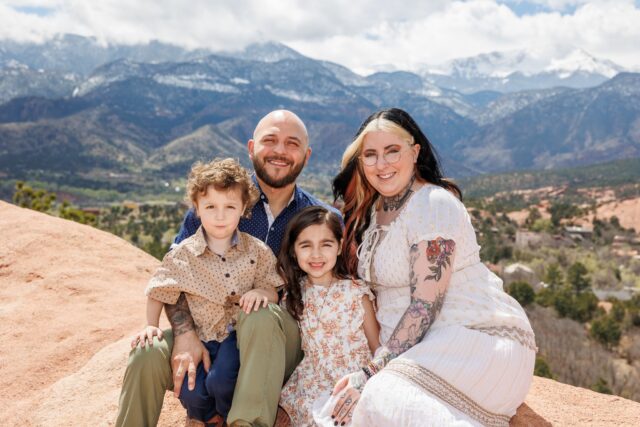 A family that explores together, grows together.
.
.
.
.
#FamilyAdventurePortrait #OutdoorFamilyAdventure #FamilyPhotoshootNature #MountainFamilyPhotography #familyloveinthemountains #gardenofthegods