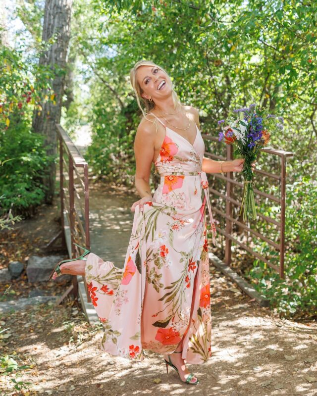 A portrait that blooms as brightly as the garden around her.
.
.
.
.
#gardenportraitmagic #WomanInNature #OutdoorLifestylePortrait